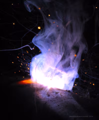 Vzdálená galaxie nebo ...?