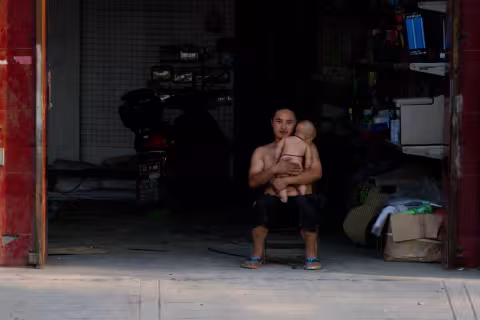 V garáži